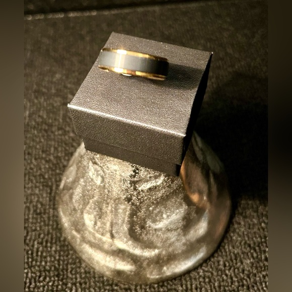NEW! Mens Tungsten Ring Band Beveled Edges Comfort-fit Black GoldtoneSize 12 - Picture 3 of 4